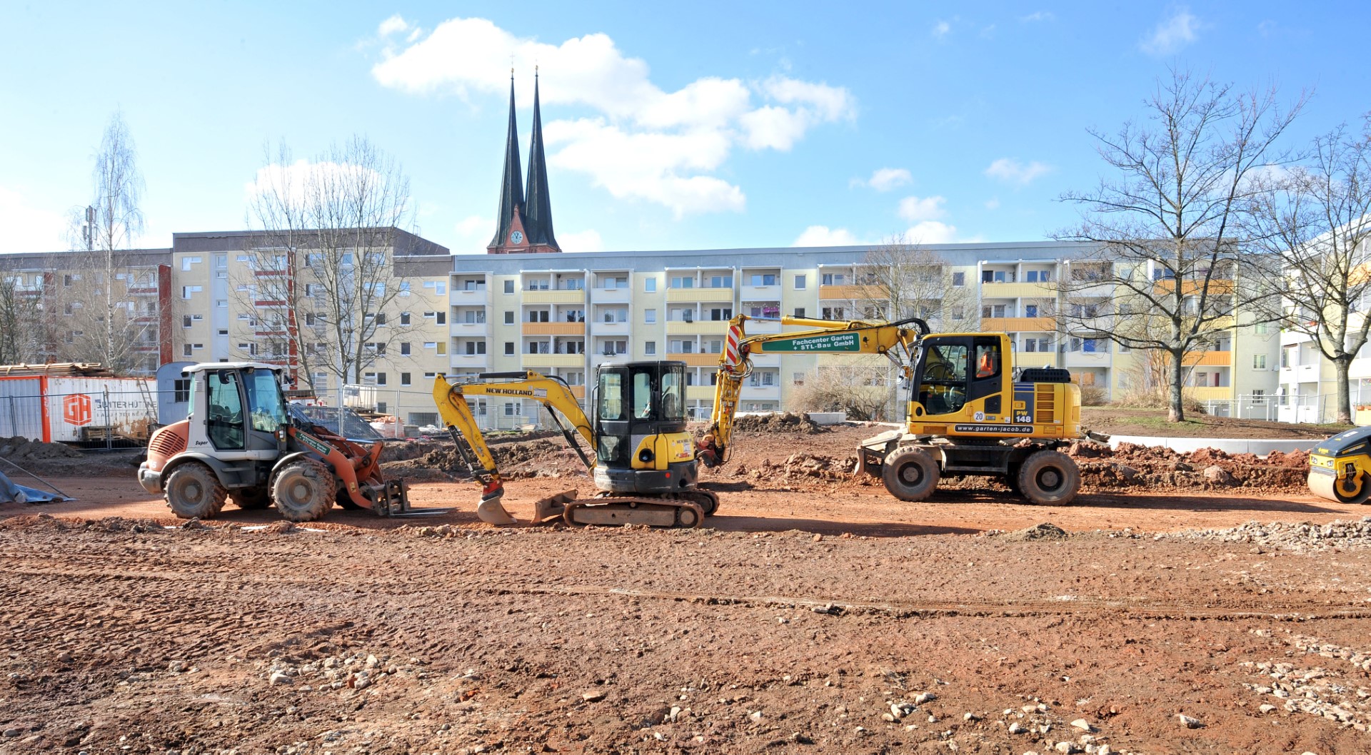 foto zeigt baustelle mit baufahrzeugen