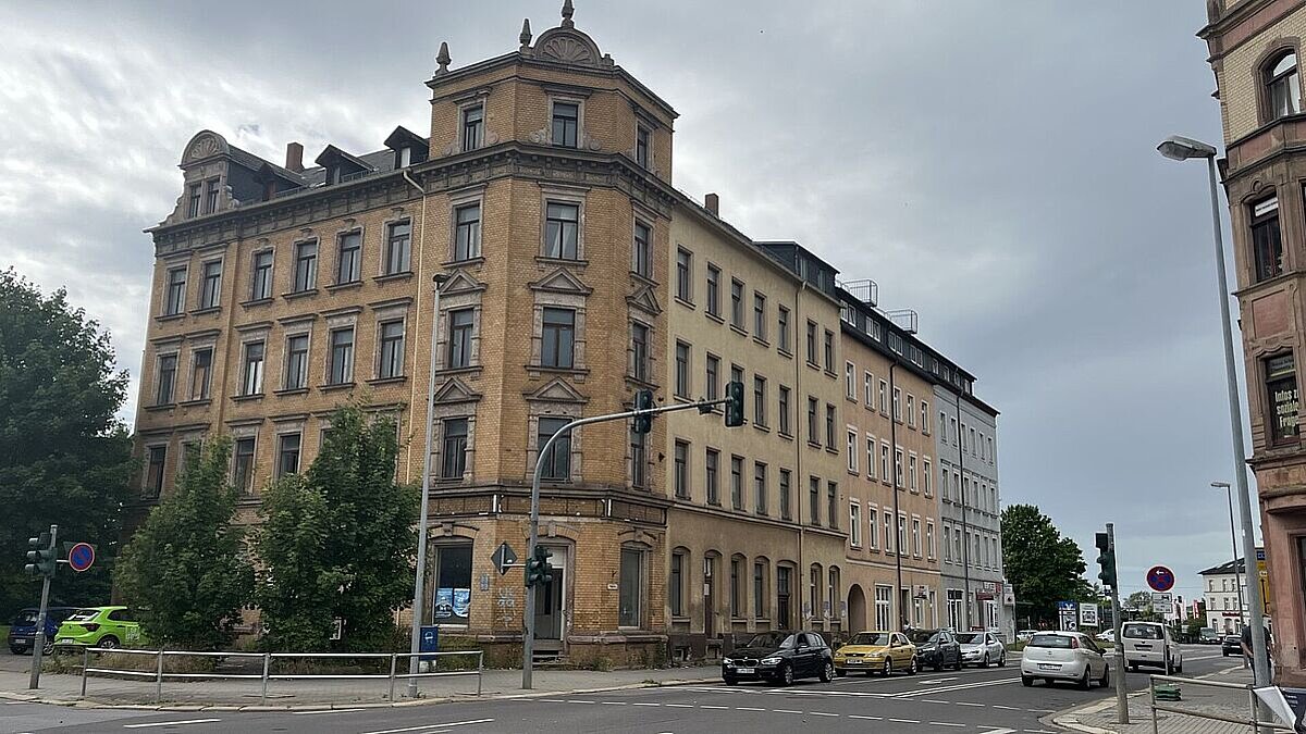 foto zeigt mehrfamilienhaus altbau eckgebäude vorderansicht