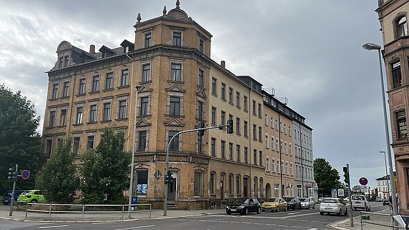 foto zeigt mehrfamilienhaus altbau eckgebäude vorderansicht