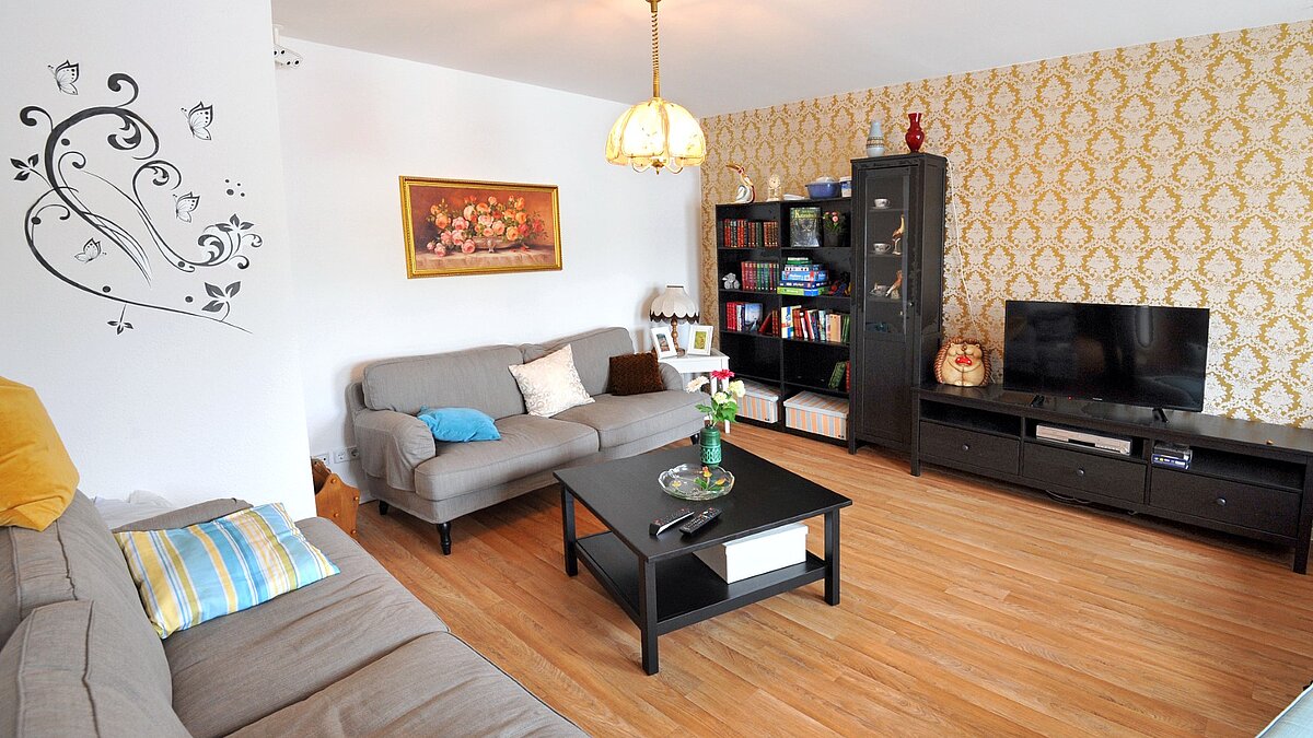 foto zeigt blick in ein möbliertes wohnzimmer