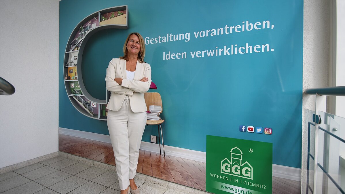 foto zeigt geschäftsführerin simone kalew vor einem wandbild
