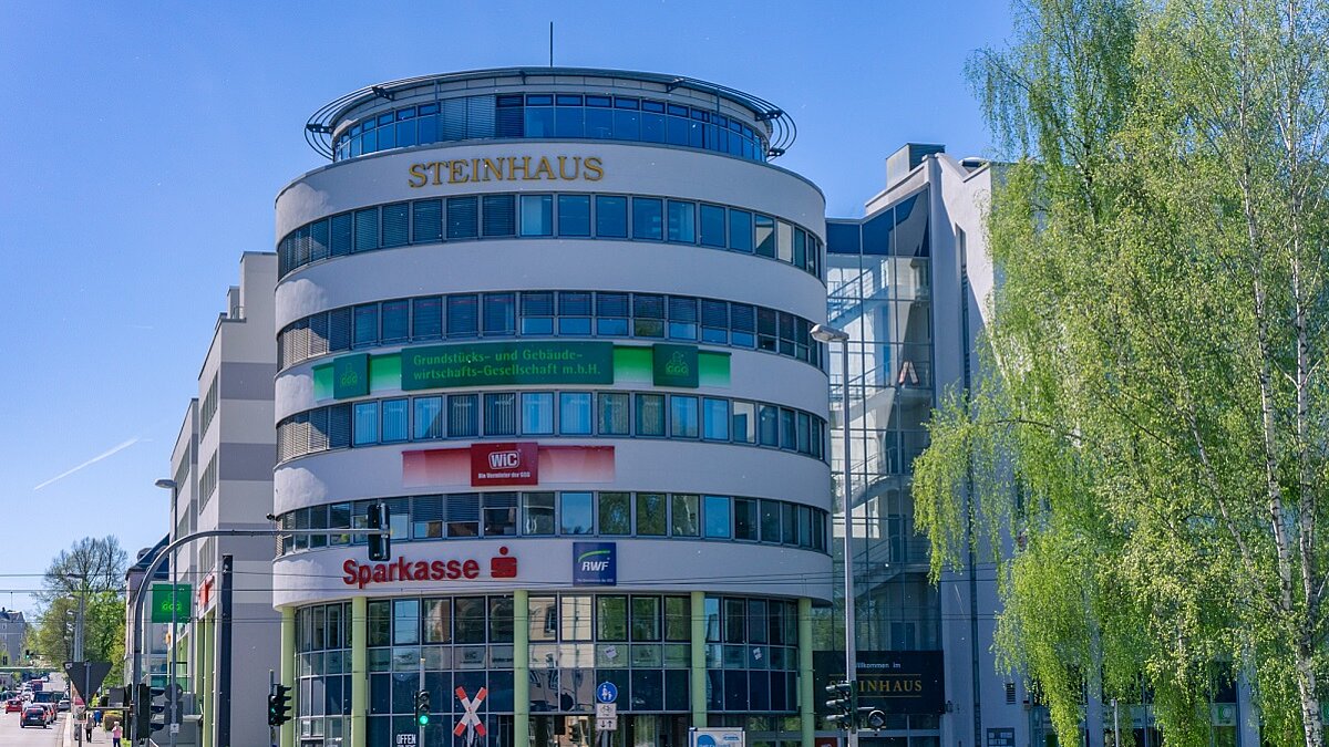 foto zeigt vorderansicht von wohn und geschäftshaus steinhaus