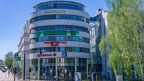 foto zeigt vorderansicht von wohn und geschäftshaus steinhaus
