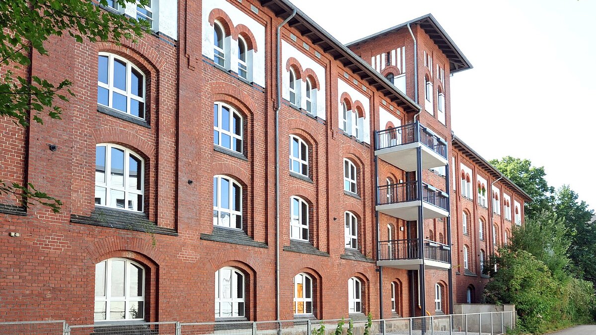 foto zeigt vorderansicht eines altbau gebäudes