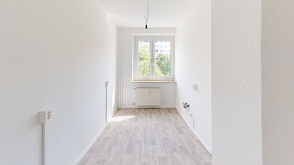 foto zeigt den blick in eine leere küche mit fenster