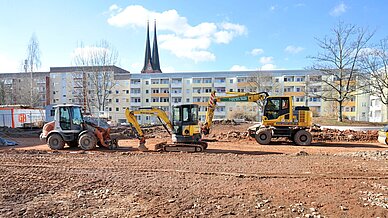 foto zeigt baustelle mit baufahrzeugen