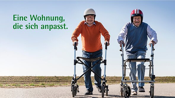 foto zeigt zwei senioren die mit gehhilfen ein wettrennen machen